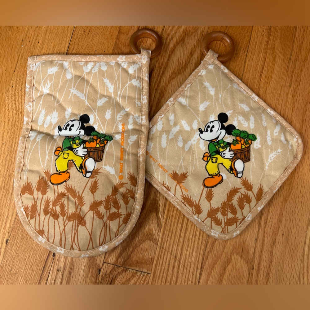 vintage Walt Disney Productions Mickey Mouse cooking pot holder and oven mitt